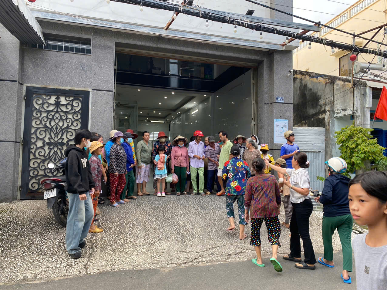 CÔNG TY HÙNG TRANG PHƯỚC TỈNH PHÁT QUÀ CHO CÔNG NHÂN VÀ DÂN NGHÈO ẤP TÂN PHƯỚC nhân ngày rằm tháng 7-2025