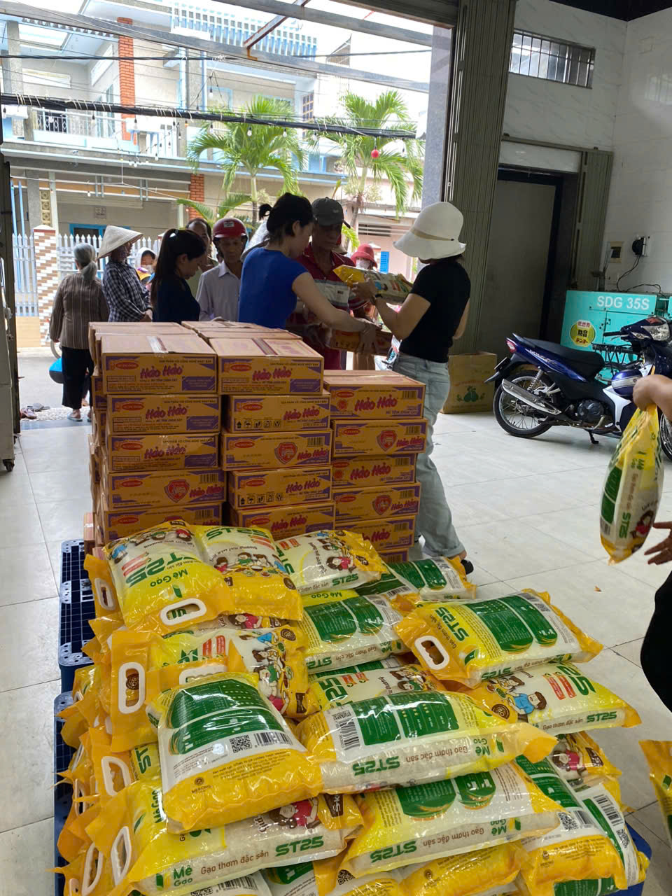 CÔNG TY HÙNG TRANG PHƯỚC TỈNH PHÁT QUÀ CHO CÔNG NHÂN VÀ DÂN NGHÈO ẤP TÂN PHƯỚC nhân ngày rằm tháng 7-2025