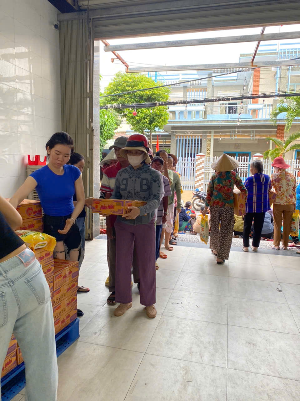 CÔNG TY HÙNG TRANG PHƯỚC TỈNH PHÁT QUÀ CHO CÔNG NHÂN VÀ DÂN NGHÈO ẤP TÂN PHƯỚC nhân ngày rằm tháng 7-2025