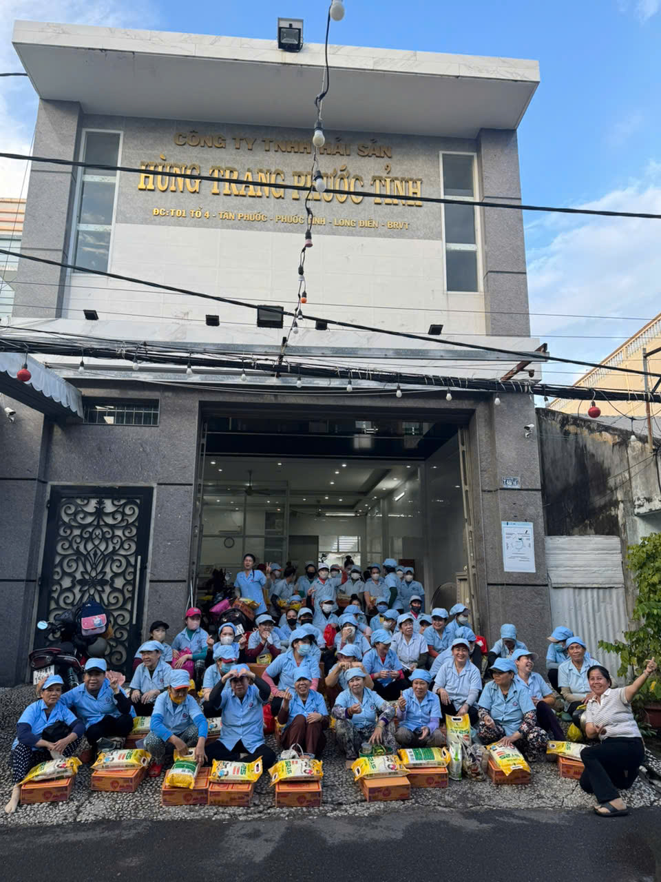 CÔNG TY HÙNG TRANG PHƯỚC TỈNH PHÁT QUÀ CHO CÔNG NHÂN VÀ DÂN NGHÈO ẤP TÂN PHƯỚC nhân ngày rằm tháng 7-2025