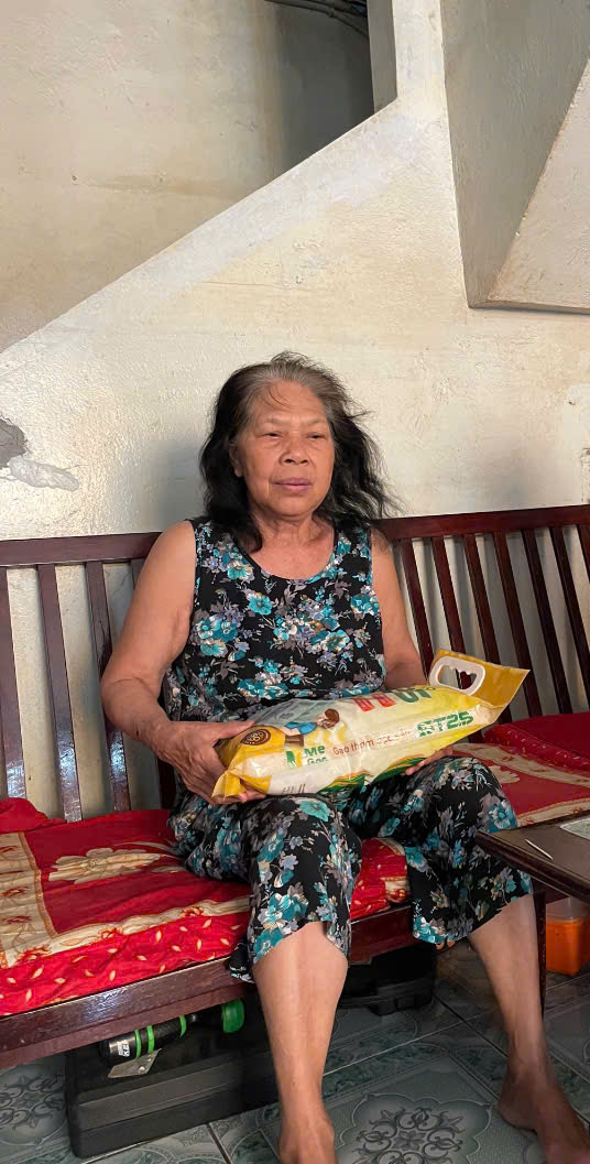 Đến nhà phát cho cho 2 cô công nhân đã nghỉ hưu.