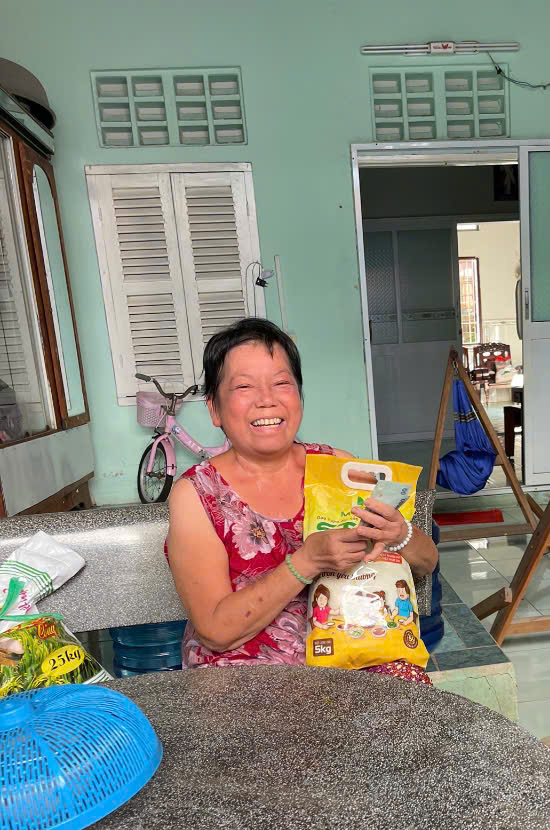 Đến nhà phát cho cho 2 cô công nhân đã nghỉ hưu.