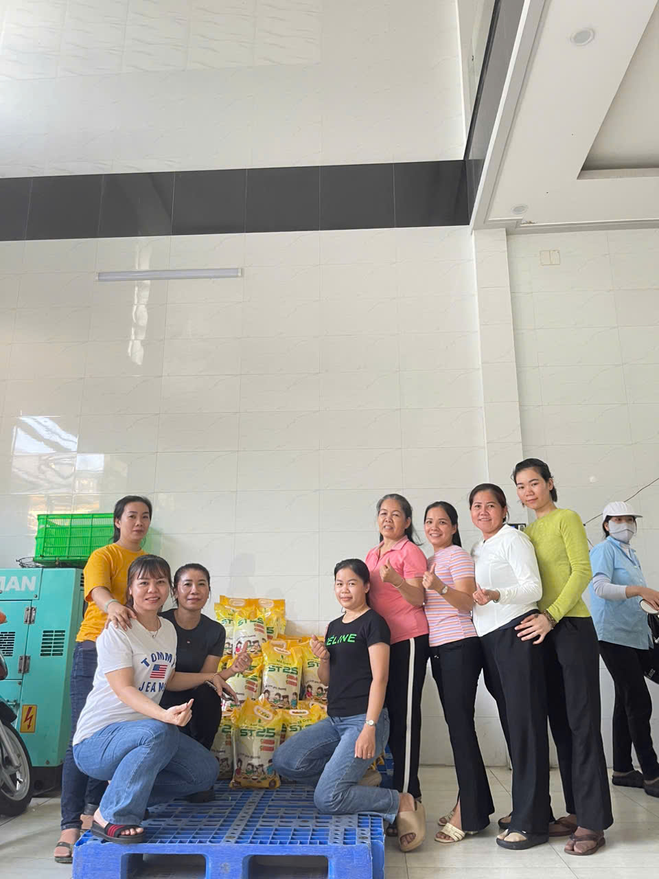 Hình ảnh chị em văn phòng và quản lý sau khi phát quà.