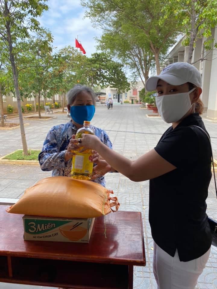 Hỗ trợ từ thiện các phần quà cho người nghèo