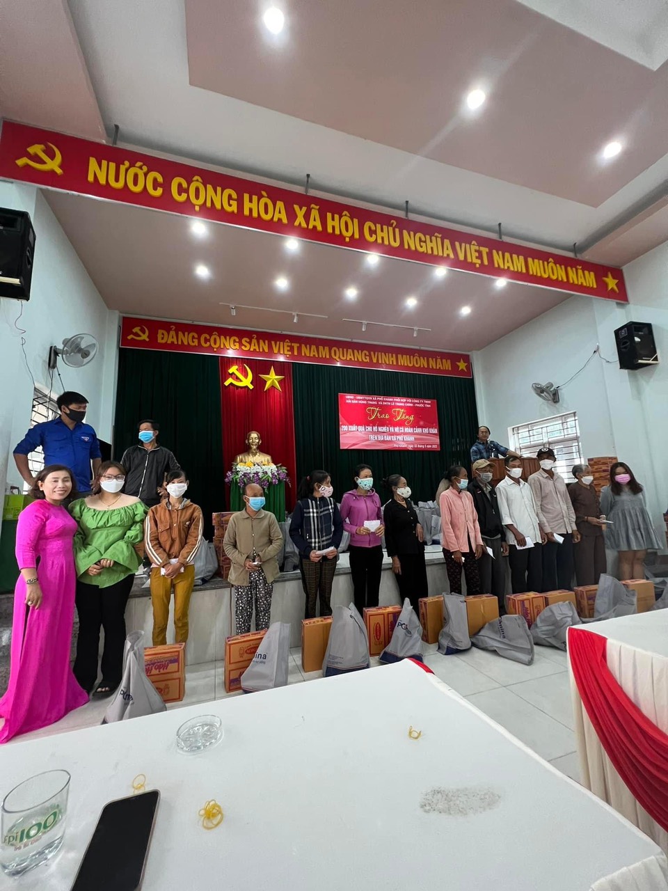 Trao tặng 200 suất quà dành cho người nghèo khó khăn